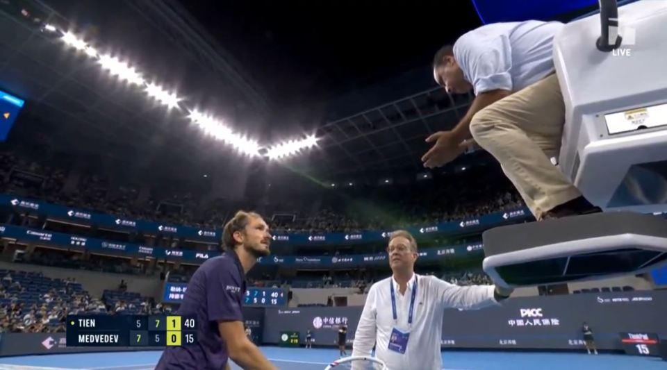 “你有什么问题？” – 网球霍斯德·丹尼尔·梅德韦杰夫（Daniil Medvedev）在指责曾试图“恐吓”他的范围后，从中国公开赛半决赛对阵蒂恩（Tien）退休