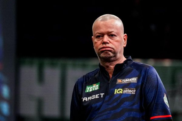 “这只是不对的”  – 雷蒙德·范·巴恩维尔德（Raymond van Barneveld）是世界大奖赛资格的主要批评中心