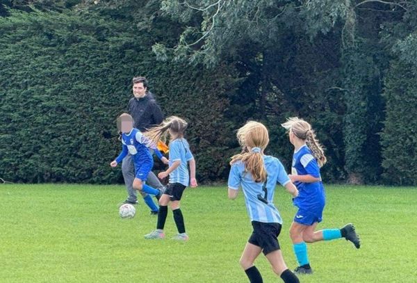 策划最新胜利后，英超联赛经理在女子基层足球比赛中举行了比赛