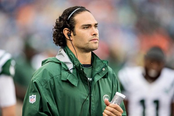 38岁的前NFL球员马克·桑切斯（Mark Sanchez）在“停车场划船”的印第安纳波利斯酒吧外被刺伤后被捕。