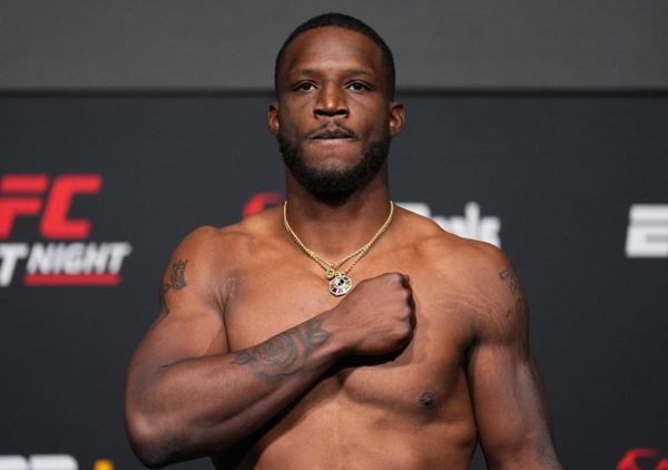 康纳·麦格雷戈（Conor McGregor）的Bareknuckle活动的一名战士在他的比赛中被发现戴着脚踝标签