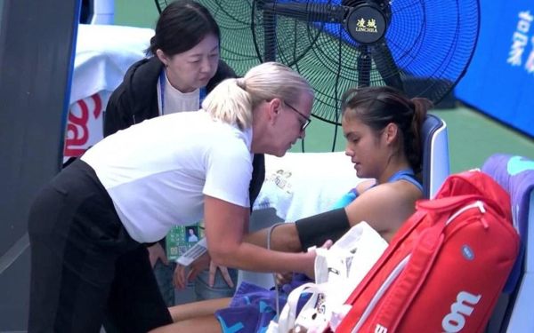 艾玛·拉德卡努（Emma Raducanu）在检查血压后被迫从武汉公开赛的第一轮比赛中退休