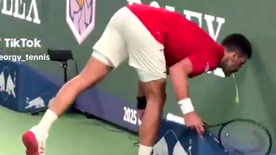 观看时刻诺瓦克·德约科维奇（Novak Djokovic）在上海大师赛中击败Yannick Hanfmann时在法庭上上场