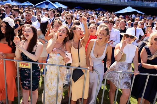 价值 500 万英镑的世界上最富有的赛马活动之一成为大型约会活动，因为投注者告诉“直接享受乐趣”