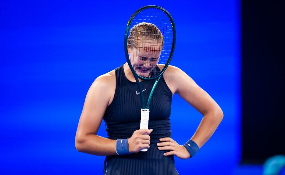 18 岁网球明星多次落泪，要求摄影师停止拍摄她令人担忧的比赛中崩溃场面