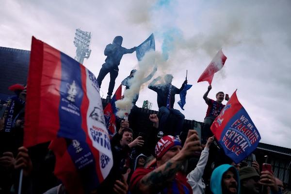 球迷横额讽森林班主 水晶宫遭足总处罚