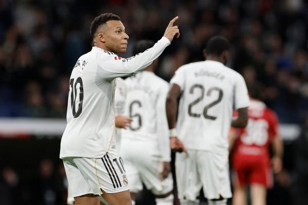 安巴比平纪录 获C朗「举双手」祝贺