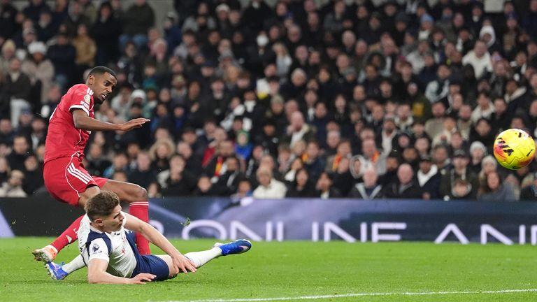 裁判观察：“米基·范德文失控了”——热刺后卫应该在亚历山大·伊萨克的挑战中被判红牌吗？