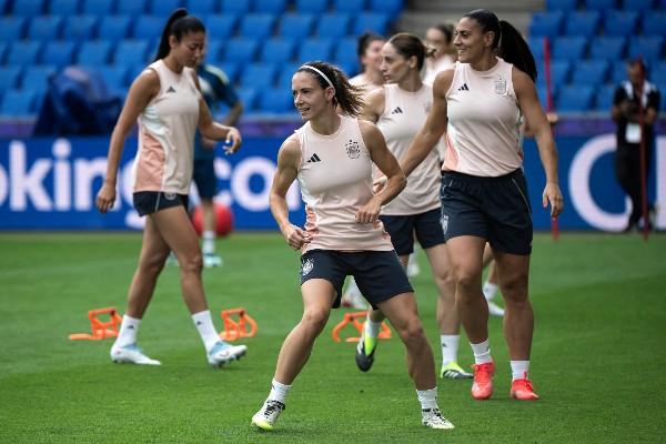 狂牛女足为断脚艾坦娜争杯