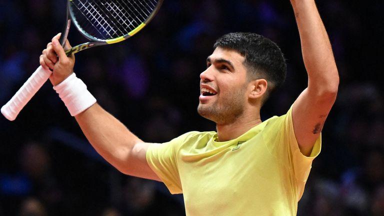 卡洛斯·阿尔卡拉斯在澳大利亚网球公开赛前的表演赛中击败詹尼克·辛纳，网球排名前两名的竞争重新开始