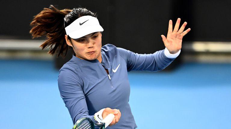 艾玛·拉杜卡努（Emma Raducanu）：英国一号选手在霍巴特反击，赢得自九月以来的第一场比赛，击败卡米拉·奥索里奥（Camila Osorio）