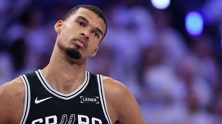 NBA 季后赛：俄克拉荷马城雷霆队距离 NBA 总决赛仅差一场比赛，维克托·温班亚马 (Victor Wembanyama) 在圣安东尼奥马刺队遭遇罕见的休息之夜
