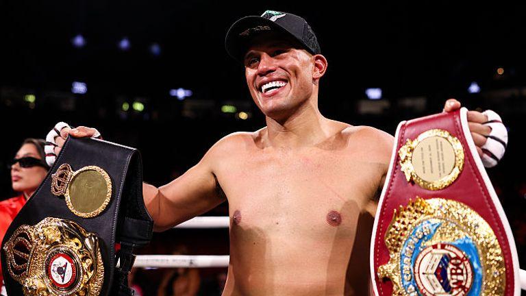大卫·贝纳维德斯 (David Benavidez) 在击败吉尔伯托·“祖尔多”·拉米雷斯 (Gilberto ‘Zurdo’ Ramirez) 夺取 WBA 和 WBO 轻量级冠军后，对卡内洛·阿尔瓦雷斯 (Canelo Alvarez) 提出了批评
