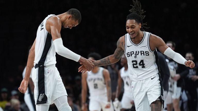 NBA 季后赛：维克托·温班亚马 (Victor Wembanyama) 的圣安东尼奥马刺队 (San Antonio Spurs) 击败明尼苏达森林狼队 (Minnesota Timberwolves)，与俄克拉荷马城雷霆队 (Oklahoma City Thunder) 展开一场轰动一时的对决