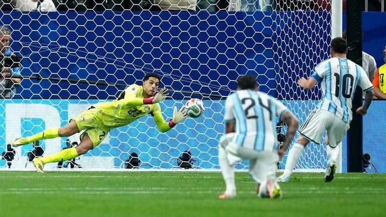莱昂内尔·梅西 (Lionel Messi) 不畏时间的考验，帮助阿根廷挽救了世界杯的梦想——以及他自己的挣扎